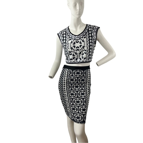 𝅺TWO piece geometric print pencil skirt and crop top - Picture 1 of 14